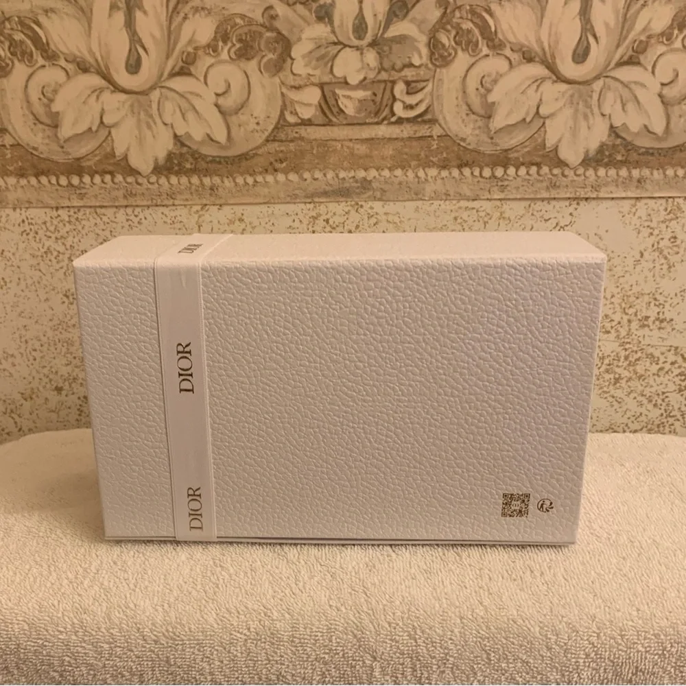 Dior White Embossed Box with Gold Logo w/ Ribbon & Tissue - Picture 8 of 8